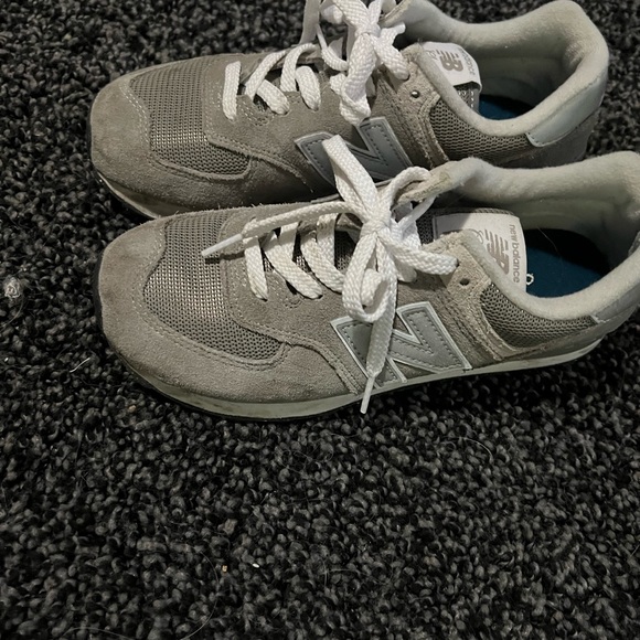New balance woman's size 8 shoes - Picture 2 of 2